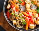 Asia- Party in der Pfanne: Nudeln mit Tofu, Pilzen und Gemüse