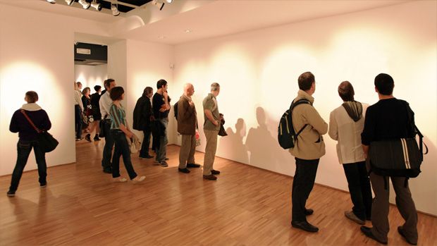 „Unsichtbare Kunst“: ein leerer Ausstellungsraum und Besucher zahlen Millionen
