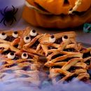 Grrruselige Mumien Cookies für eure Halloween Party mit blutiger Pflaumenmusfüllung