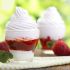 Frozen Yogurt mit pürierten Erdbeeren