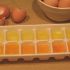 Friert Eier in Eiswürfelformen ein