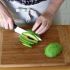 Die Avocado in Scheiben schneiden
