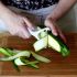 Zucchini in Streifen schneiden