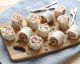 Stilvolles Fingerfood: Lachsröllchen mit feinem Schnittlauch