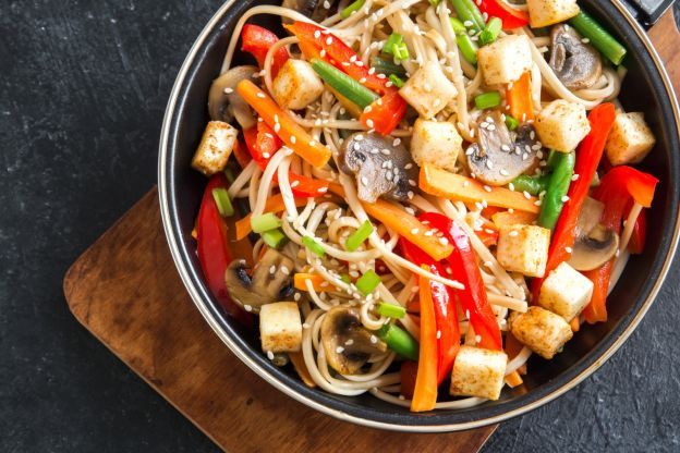 Asia-Nudeln mit Tofu, Pilzen und Gemüse