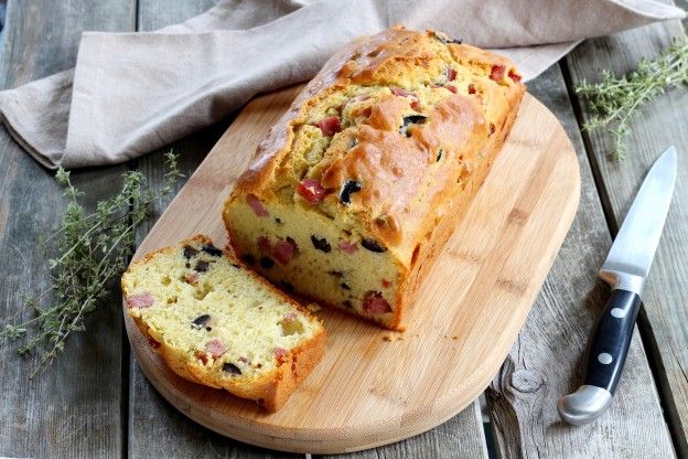 Herzhafter Kuchen mit Schinken und Oliven - so geht&amp;#39;s