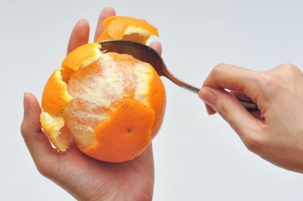 Orangen mit einem Löffel schälen
