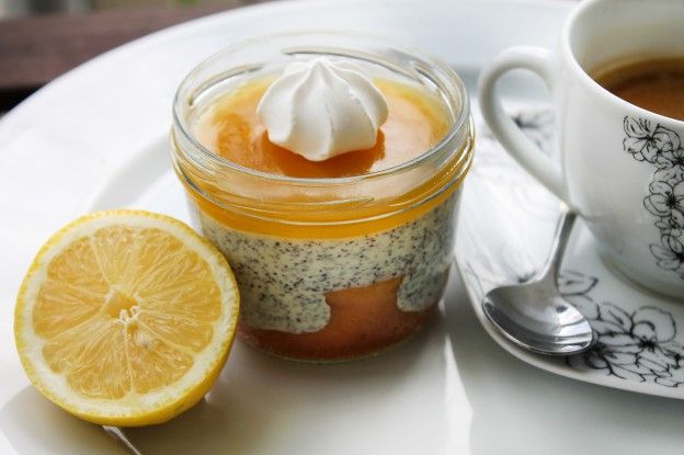 Zitronenkuchen im Glas mit Mohnquarkcreme und Lemoncurd