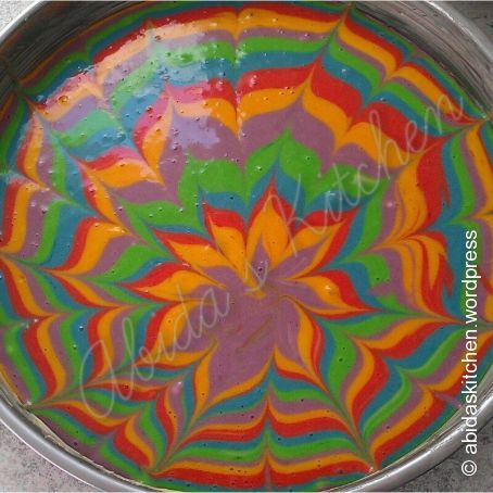 Selbstgemachter Regenbogen-Kuchen