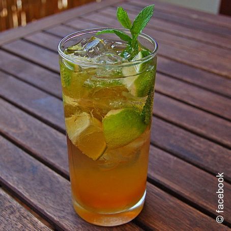 Alkoholfreier Cocktail mit Kräuterlimonade