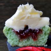 Grüne Vanille-Cupcakes mit feurigem Erdbeerkern und Little Cupcake Topping - Schritt 5