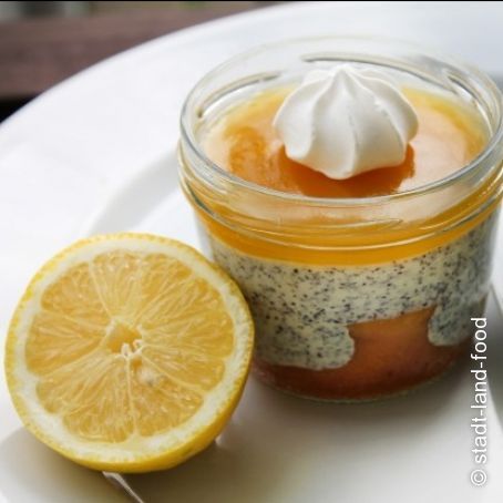 Zitronenkuchen im Glas mit Mohnquarkcreme und Lemoncurd