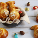 Süße Osterhäschen aus Hefeteig mit Hagelzucker