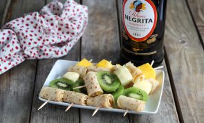 Crêpes-Röllchen mit frischen Früchten am Spieß