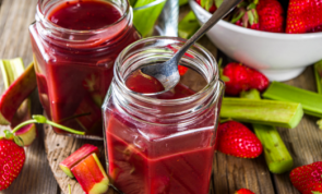 Ein süßer Frühlingsgruß: Omas leckerstes Rezept für Erdbeer-Rhabarber Konfitüre