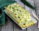 Köstlich und kalorienarm: Zucchini Flan mit Schnittlauch & Feta