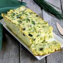 Köstlich und kalorienarm: Zucchini Flan mit Schnittlauch & Feta