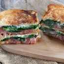 Rezept für saftiges Sandwich mit Serrano-Schinken und Blauschimmelkäse