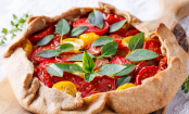 Rustikale Tarte mit frischen Kirschtomaten und Basilikum