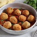 Schmackhaft vegetarisch und passt perfekt zu Spaghetti: Quinoa-Linsenbällchen in Tomatensauce