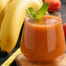 Dieser Bananen-Pfirsich-Smoothie bringt den Stoffwechsel in Schwung und richtig viel Energie