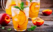 Hausgemachte Erfrischung: sommerlicher Pfirsich-Eistee mit frischen Früchten