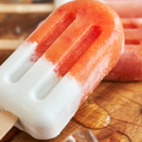 Cremiges und erfrischendes Grapefruit-Eis am Stiel