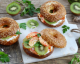 Leckere Abwechslung: Sesambagel mit Räucherlachs und frischer Kiwi