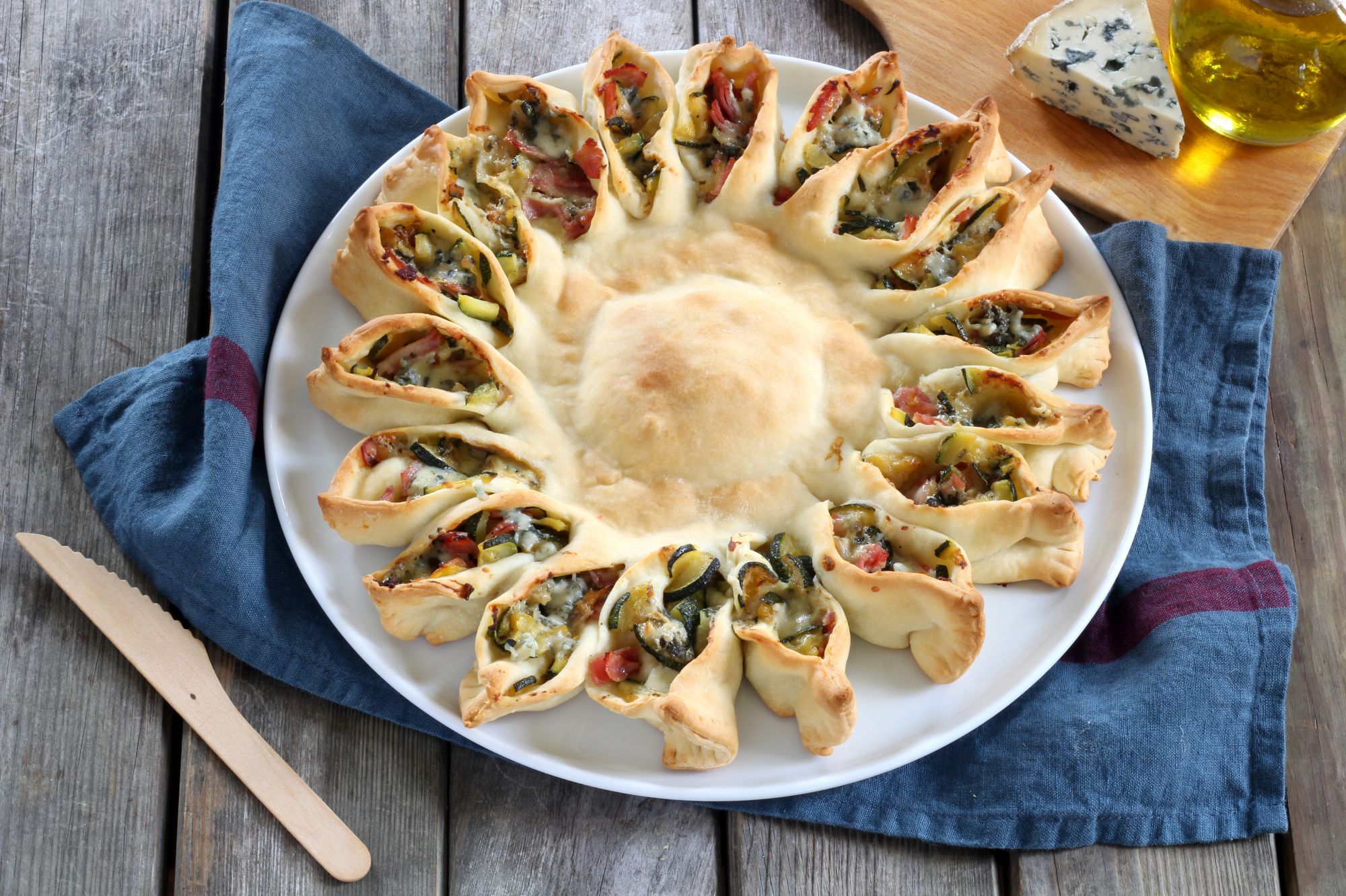 Herzhafte Sonnenpizza mit Zucchini, Schinken &amp; Blauschimmelkäse
