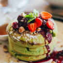 Frühstück à la Instagram: so einfach macht ihr Matcha-Pfannkuchen