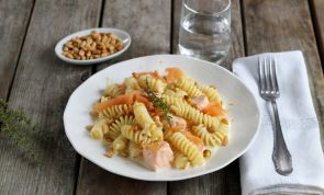 Fusilli in fruchtig-cremiger LACHS-ORANGEN SAUCE mit gerösteten Pinienkernen