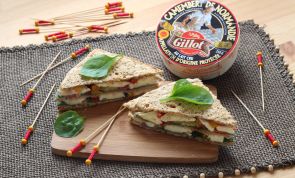 Feines Clubsandwich mit mariniertem Paprika & Camembert