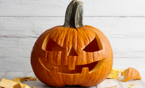 So schnitzt ihr eine gruselige Halloween Kürbislaterne