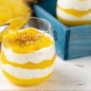 Dieses kalorienarme Joghurt-Mango-Dessert schmeckt auch zum Frühstück