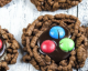 Cookies mit Schokokern und Smartie-Augen