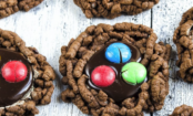 Cookies mit Schokokern und Smartie-Augen