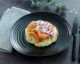 Festlich, raffiniert und einfach: Saftiger Kräuterpfannkuchen mit Räucherlachs