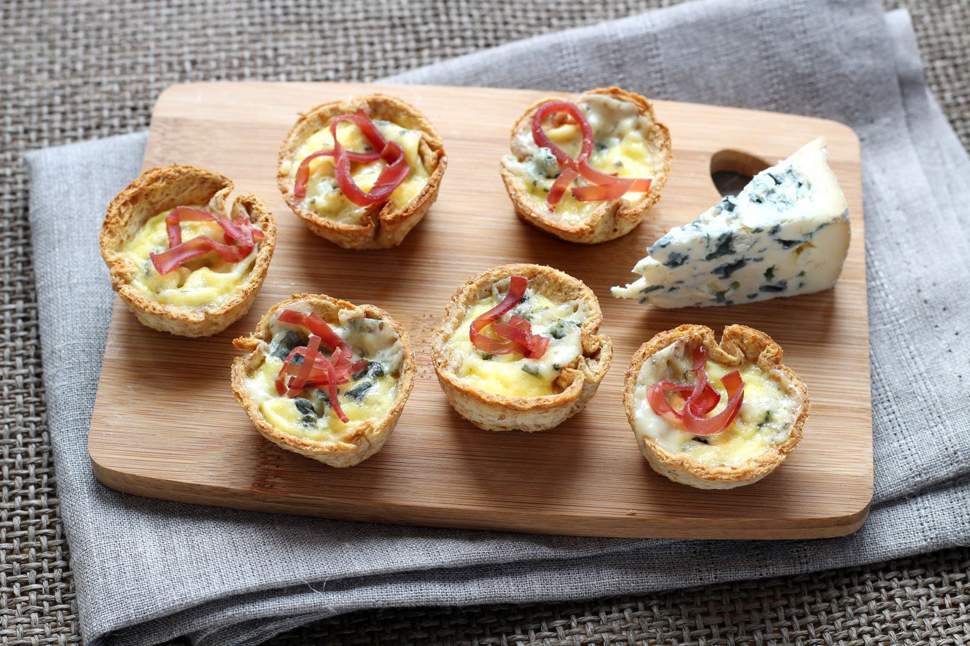 Herzhafte Minitörtchen mit Fourme d&amp;#39;Ambert