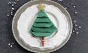 Süße Weihnachtsdeko: So faltet ihr eure Servietten in Weihnachtsbaum-Form