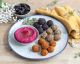 Köstlich orientalisch: Falafel-Trio mit farbenfrohem Rote-Bete-Hummus