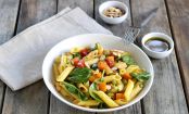 Perfekt für einen Sommerabend: Nudelsalat mit knackigem Gemüse und würzigem Currydressing