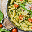 Penne mit Spinatcreme und frischen Tomaten