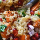Salat mit Quinoa, Süßkartoffel und Granatapfel: Eine Geschmacksplosion!