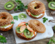 Leckere Abwechslung zum Frühstück oder als Snack: Sesambagel mit Räucherlachs und Kiwi