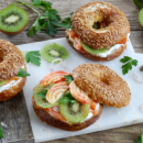 Leckere Abwechslung zum Frühstück oder als Snack: Sesambagel mit Räucherlachs und Kiwi