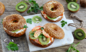 Leckere Abwechslung zum Frühstück oder als Snack: Sesambagel mit Räucherlachs und Kiwi