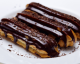 Schokoladen-Eclairs, ein göttliches französisches Dessert mit sahniger Füllung
