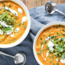 Cremige Möhrensuppe mit Ricotta und Erbsen