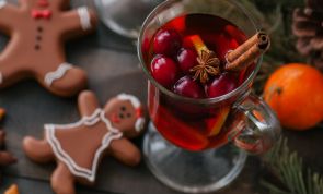Zum gemütlichen Anstoßen: 4 Ideen für einen festlichen Weihnachtspunsch