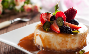 Ein Traum: Veganer Cheese-Cake mit Nussboden und Waldfrüchten